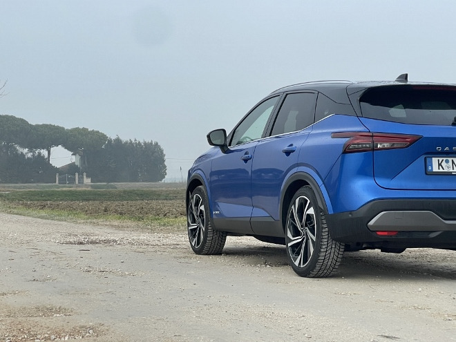 Nissan Qashqai e-Power von hinten in blau