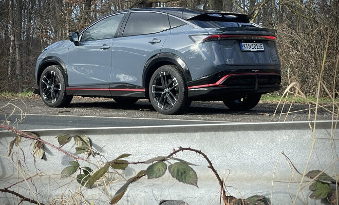 Nissan Ariya Nismo (435 PS) Seitenansicht und Heckansicht