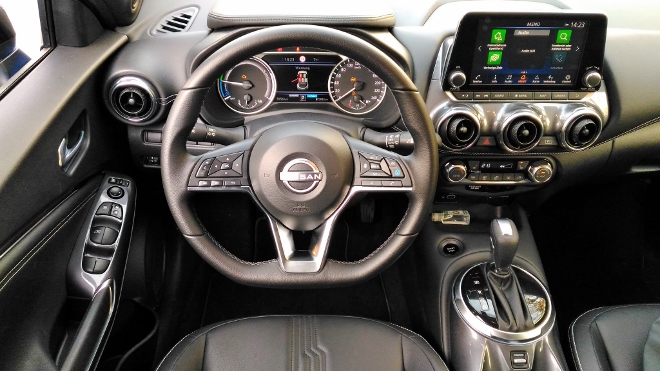 Nissan Juke Hybrid Lenkrad, Armaturenbrett und Bildschirm