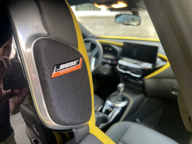 Nissan Juke 1.6 Hybrid N-Sport Test, Lautsprecher in den Kopfstützen des Bose Personal plus Soundsystem