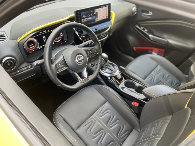 Nissan Juke 1.6 Hybrid N-Sport Test, Cockpit an Sitze mit Kunstlederbezug und gelben Alcantara