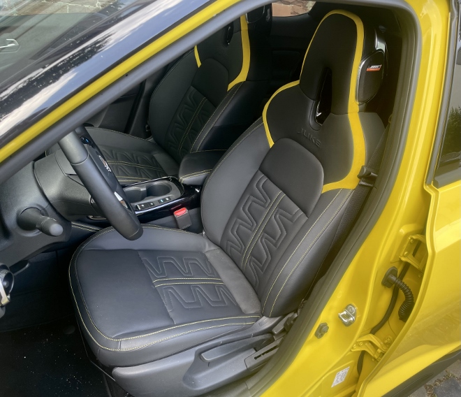 Nissan Juke 1.6 Hybrid N-Sport Test, vorne sitzen, Vordersitzen mit schwarzem Kunstleder und gelben Alcantara