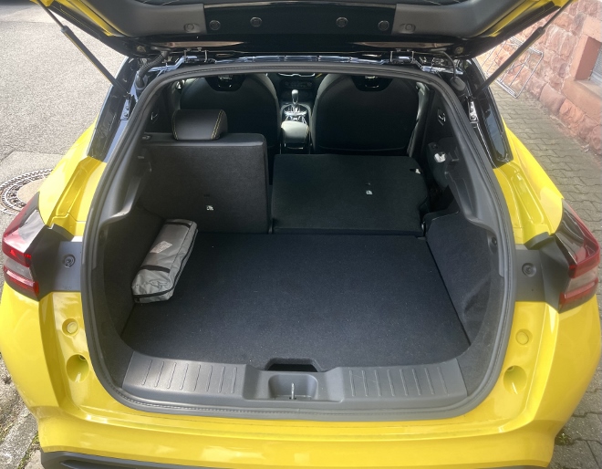 Nissan Juke 1.6 Hybrid N-Sport Test, kofferraum, Breite, Tiefe, Höhe, Ladekante, mit heruntergeklappter Sitzbank