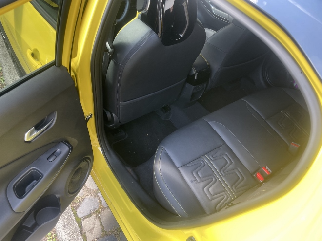 Nissan Juke 1.6 Hybrid N-Sport Test, hinten sitzen auf der Rücksitzbank, Beinfreiheit