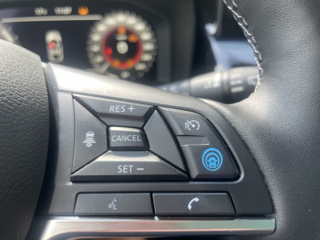 Nissan Juke 1.6 Hybrid N-Sport Test, Tasten für den Tempomat, die Spracherkennung und das Telefon am Lenkrad