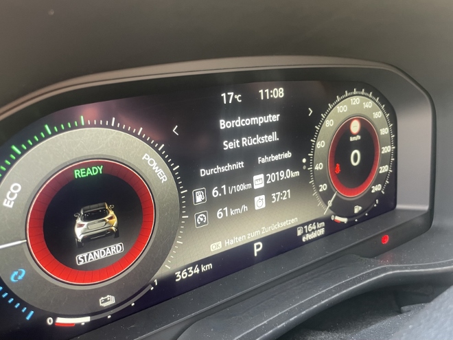 Nissan Juke 1.6 Hybrid N-Sport Test, instrumente, Tacho, Bordcomputer und Eco Power Anzeige