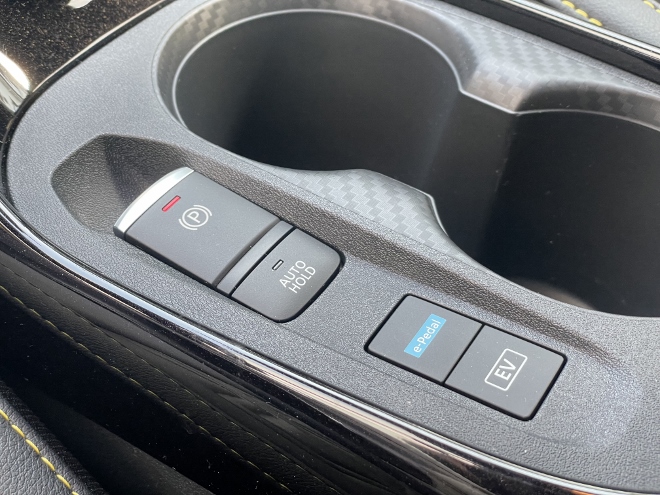 Nissan Juke 1.6 Hybrid N-Sport Test, Tasten für das e Pedal, den EV Modus und Auto Hold, Schalter der elektrischen Handbremse