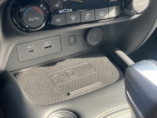 Nissan Juke 1.6 Hybrid N-Sport Test, Smartphone Ladestation und USB Anschlüsse auf der Mittelkonsole