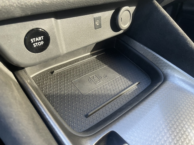 Nissan Qashqai e-Power Hybrid Facelift: start-stopp-schalter und induktive Ladestation fürs Smartphone auf der Mittelkonsole, auch als Ablage nutzbar