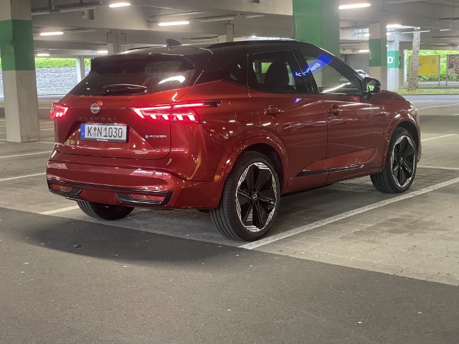 Nissan Qashqai e-Power Hybrid: in rot mit schwarz silbernen Felgen