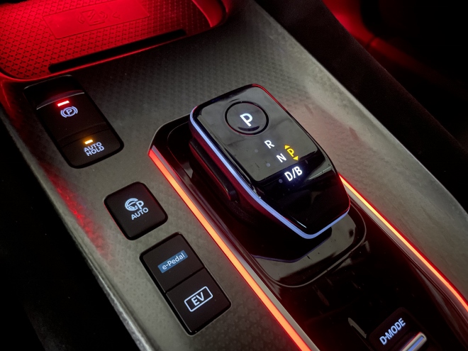 Nissan Qashqai e-Power Hybrid Facelift: wahlhebel, der Automatik und Tasten des e-Pedal und des EV-Modus bei Dunkelheit auf der Mittelkonsole