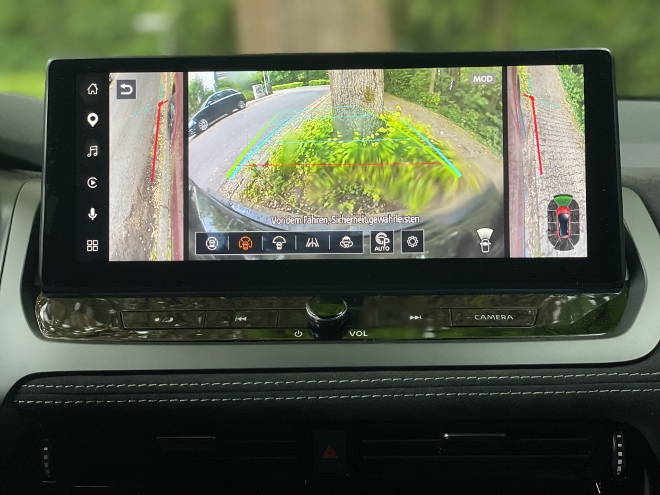 Nissan Qashqai e-Power Hybrid Facelift: Bild der Heckkamera und der Seitenkameras links und rechts, die beim parken am Bordstein von Vorteil sind. Schutz der Felgen!