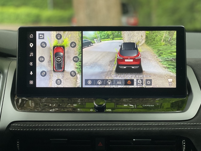 Nissan Qashqai e-Power Hybrid Facelift: Bild der 360 Grad Kamera, mehrere Kameraperspektiven, gesplittet auf dem Bildschirm aus der Vogelperspektive und anderen Kameraperspektiven