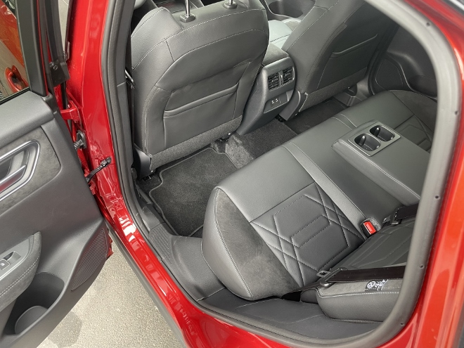 Nissan Qashqai e-Power Hybrid Facelift: hinten sitzen auf der mit lederbezogenen Sitzbank mit breiter Mittelarmlehne mit zwei Becherhaltern. Einstieg, Sitzen und Beinfreiheit