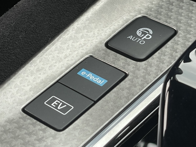 Nissan Qashqai e-Power Hybrid Facelift: Schalter für den EV-Modus und das e-Pedal und automatisch einparken auf der Mittelkonsole mit neuen, aluartigen Applikation