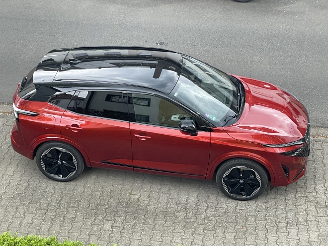 Nissan Qashqai e-Power Hybrid Facelift: in rot von der Seite gesehen und von oben gesehen