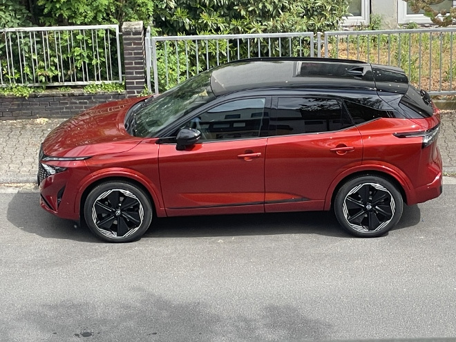 Nissan Qashqai e-Power Hybrid Facelift: in rot aus der Seitenansicht