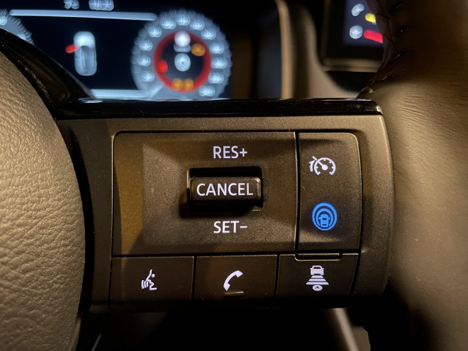 Nissan Qashqai e-Power Tasten am Lenkrad für den Tempomat für die Sprachsteuerung, für den Abstand zum Vordermann und das Telefon