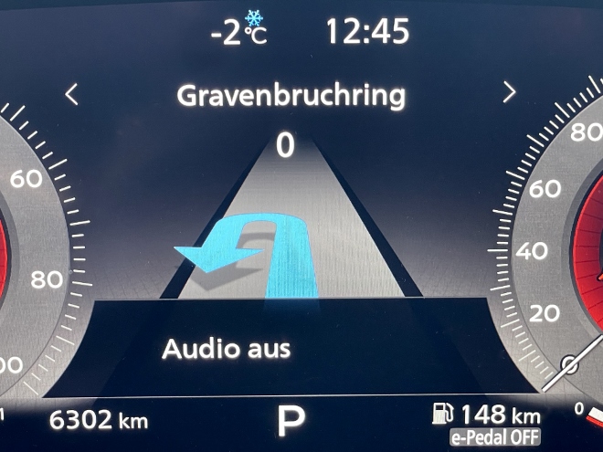 Nissan Qashqai e-Power Anzeige der Navigation zwischen den Instrumenten