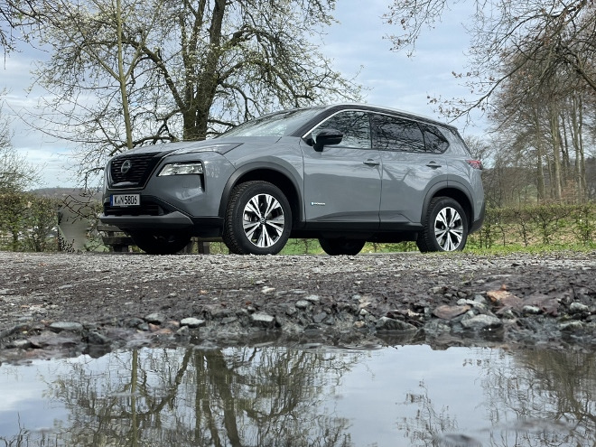 Nissan X-Trail 5-Sitzer SUV von der Seite in grau