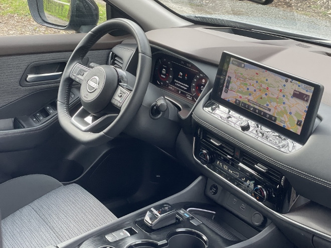 Nissan X-Trail 5-Sitzer SUV Cockpit, Armaturenbrett und Bildschirm