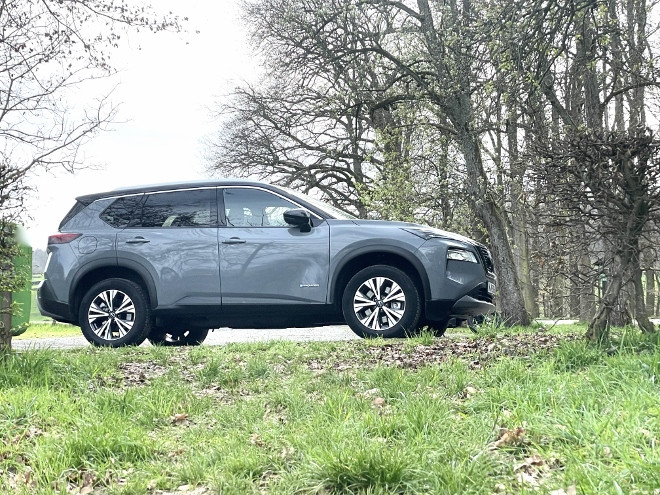 Nissan X-Trail 5-Sitzer SUV aus der Seitenansicht