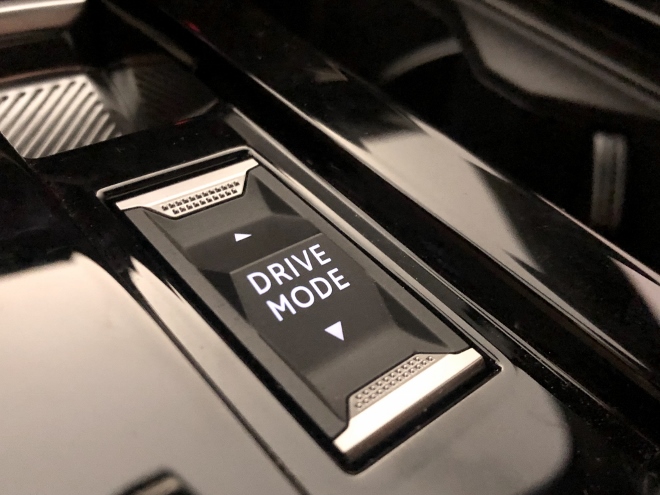 Opel Astra Sports Tourer Kombi Plug in Hybrid Drive Mode Schalter auf der Mittelkonsole mit Klavierlack drumherum