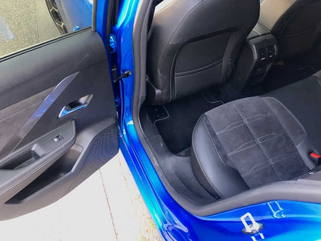 Opel Astra Sports Tourer Kombi Plug in Hybrid hinten sitzen auf der Sitzbank