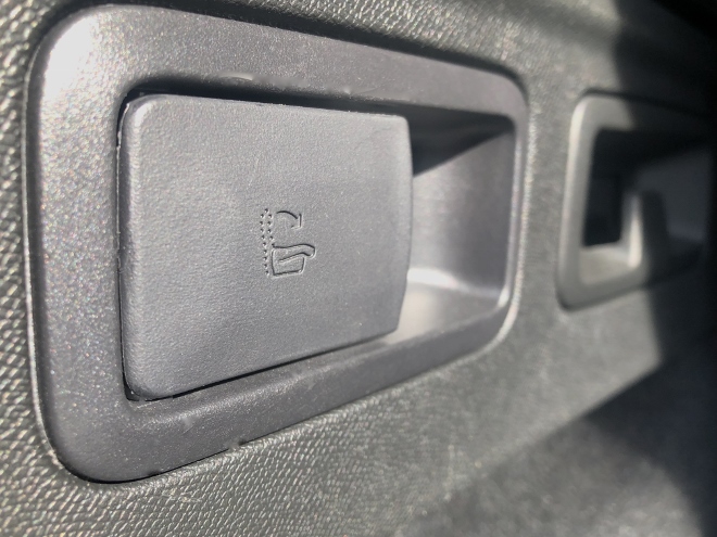 Opel Astra Sports Tourer Kombi Plug in Hybrid Schalter für das Umlegen der Sitzbank vom Kofferraum aus
