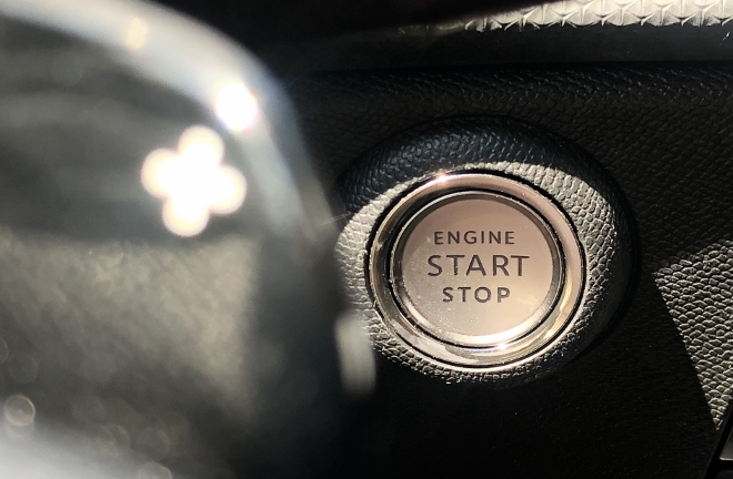 Opel Astra Sports Tourer Kombi Plug in Hybrid Startschalter nahe dem Lenkrad