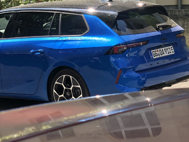 Opel Astra Sports Tourer Kombi Plug in Hybrid heckansicht, blau