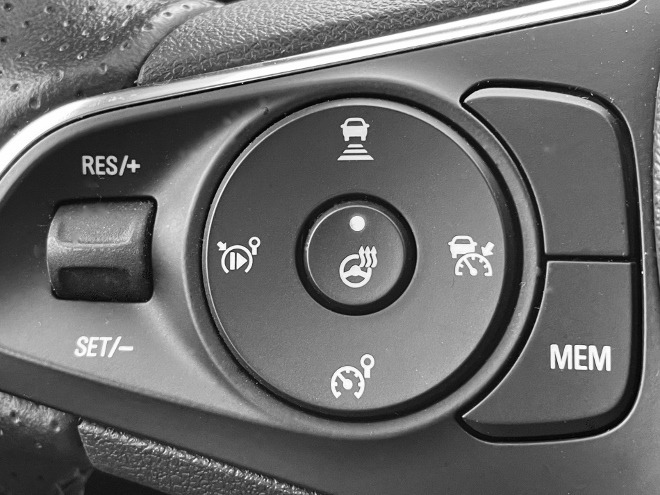Opel Grandland GSe Schalter für den Tempomat und die Sitzheizung auf dem Lenkrad