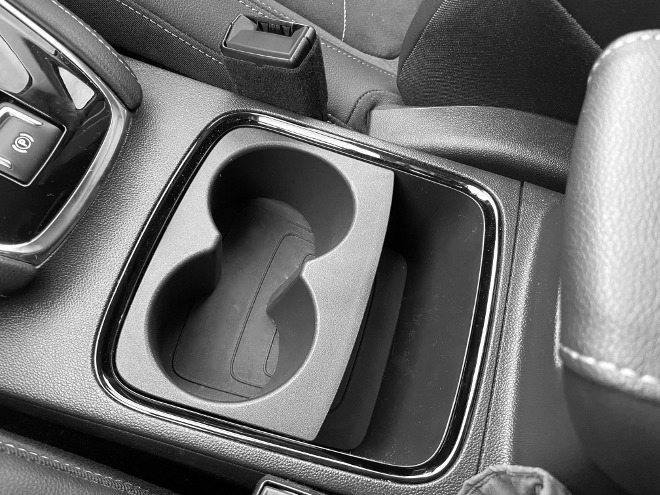 Opel Grandland GSe Fach zwischen den Vordersitzen in der Mittelkonsole mit Becherhalter Einlage