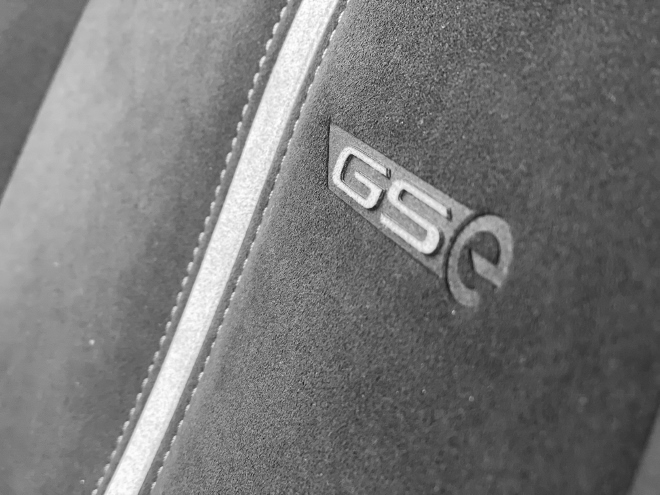 Opel Grandland GSe Emblem und Schriftzug eingestickt in die Vordersitze
