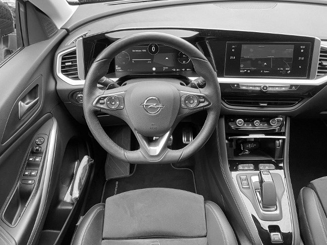 Opel Grandland GSe cockpit, Lenkrad, Instrumente und Touchscreen Bildschirm