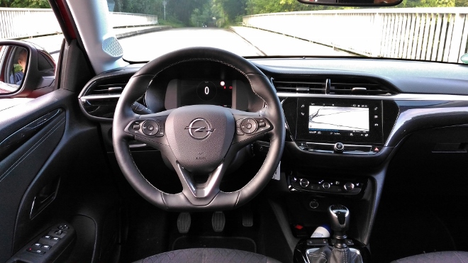 Lenkrad, Touchscreen und Armaturenbrett im neuen Opel Corsa 1.2