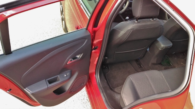 hinten sitzen auf der Sitzbank im neuen Opel Corsa 1.2