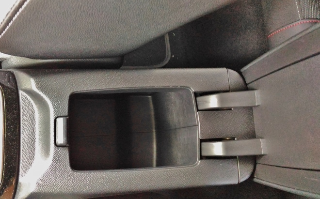 Ablagefach zwischen den Sitzen im neuen Opel Mokka 1.2 Turbo