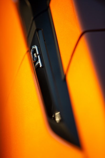 Neuer Peugeot 2008 in Orange, Front und Seite, 2020