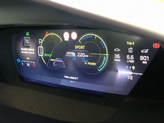 Peugeot 408 Plug-in Hybrid 225 Instrumente digital und in 3-D im GT