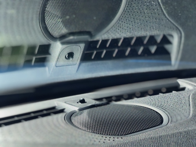 Peugeot 408 Plug-in Hybrid 225 Focal Soundsystem mit Lautsprecher auf dem Armaturenbrett