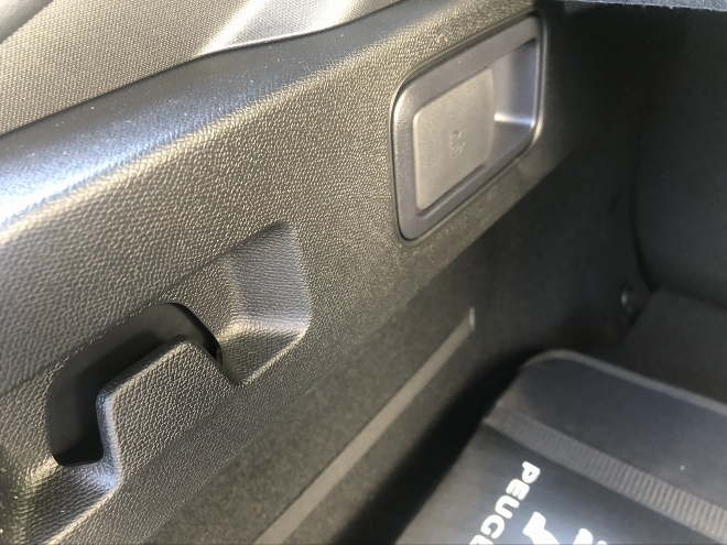 Peugeot 408 Plug-in Hybrid 225 Schalter im Kofferraum, mit denen sich die Sitzbank flach legen lässt