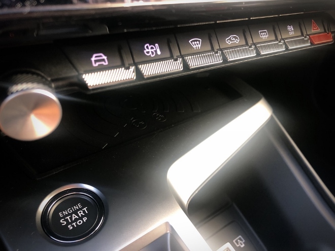 Peugeot 408 Plug-in Hybrid 225 Startknopf und Tasten für die Belüftung