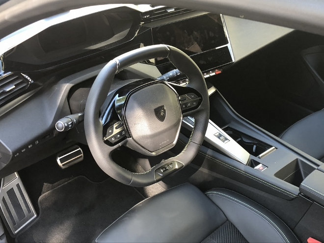 Peugeot 408 Plug-in Hybrid 225 Cockpit, Bildschirm und Innenraum