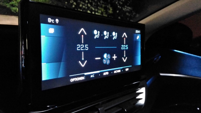 Einstellung der Klimanlage auf dem Bildschirm im Peugeot 5008 Facelift