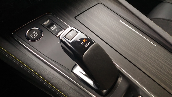 Peugeot 508 SW Kombi PSE Automatik Wahlhebel auf der Mittelkonsole