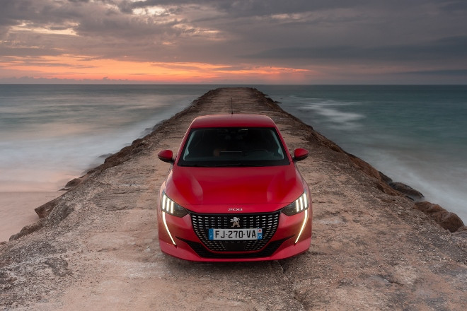 Neuer Peugeot 208 in rot, Front