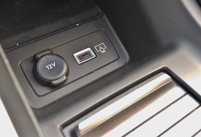 Neuer Peugeot 308 12 Volt Stecker und USB Anschluss