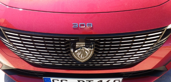 Neuer Peugeot 308 Grill und neues Markenemblem
