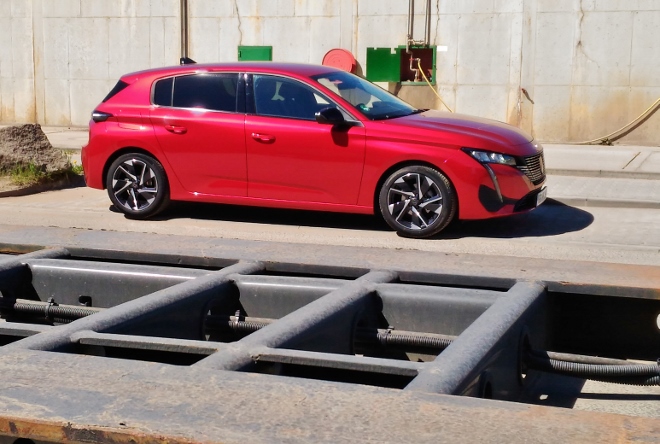 Neuer Peugeot 308 in der Farbe Rot